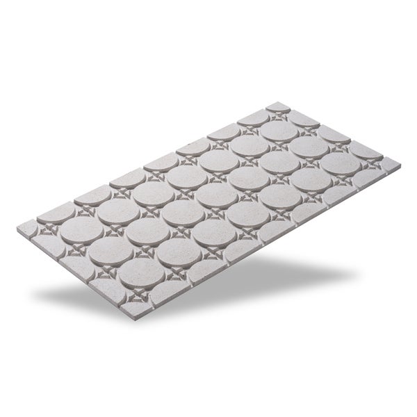 Rechteckige Terrassenplatte aus Beton mit kreisförmigem Reliefmuster.