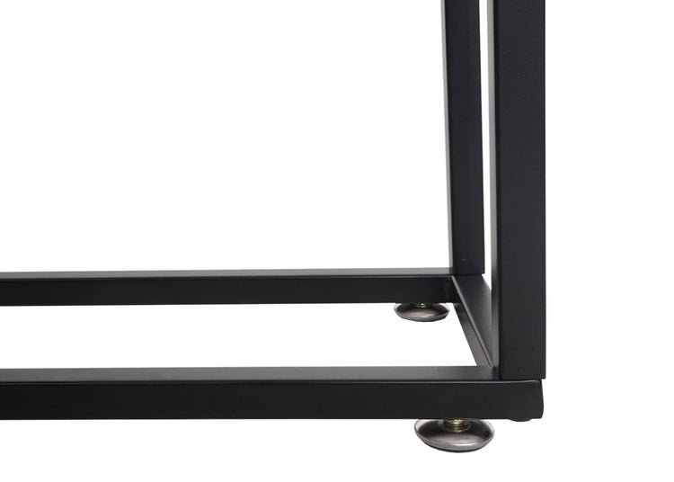 Detailansicht eines schwarzen Metallrahmens mit verstellbaren Füßen.