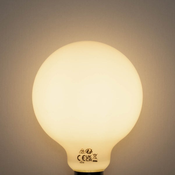 Leuchtende LED-Lampe in Globeform mit matter Oberfläche und warmweißem Licht.