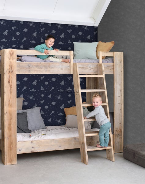 Etagenbett aus Holz mit zwei Kindern vor einer Wand mit Weltraummotiven