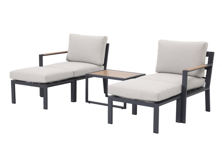 Garten-Lounge-Set aus zwei Sesseln mit Fußhocker und einem Beistelltisch, Metallgestell mit Holz-Elementen und hellgrauen Polstern.