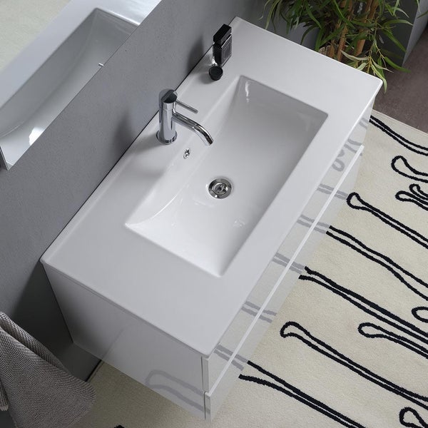 Waschtisch mit Armatur, Spiegel und Teppich im Badezimmer