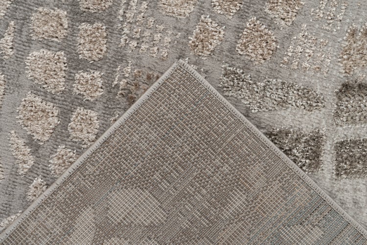 Strukturierter Teppich mit geometrischem Muster und detailreicher Rückseite