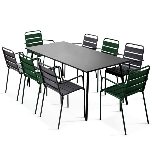 Gartengruppe bestehend aus einem rechteckigen Metalltisch und acht Metallstühlen mit Armlehnen und Latten-Design.