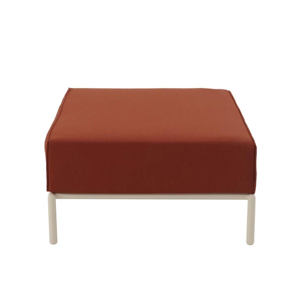 Rechteckiger Hocker mit rostfarbenem Polster und weißem Metallgestell für den Garten.