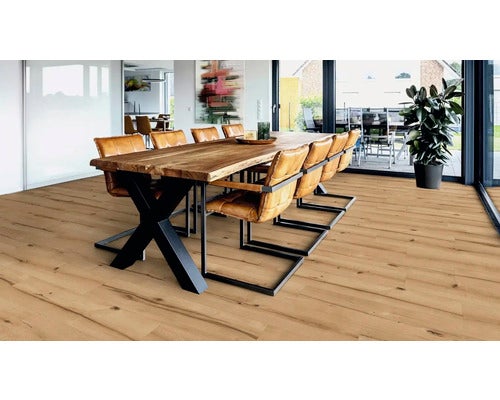 Helles Wohnzimmer mit Holzboden, Esstisch und Stühlen