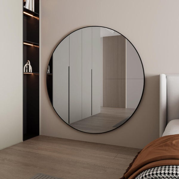 Runder Spiegel an einer Schlafzimmerwand