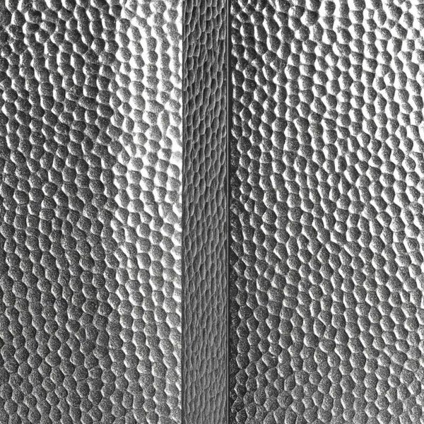 Nahaufnahme einer Oberfläche mit gehämmerter Textur.