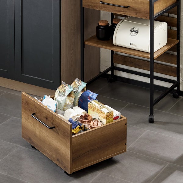 Küchenszene mit einem Küchenwagen aus Holz und Metall mit Schublade und Regalen