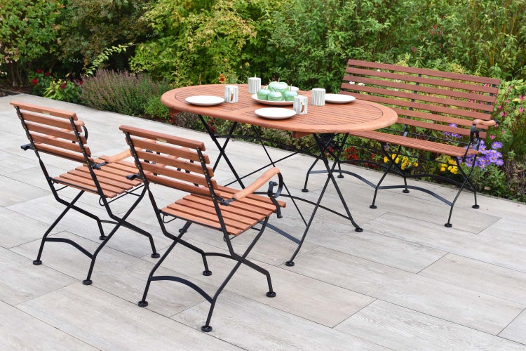 Gartenset mit ovalem Tisch, Bank und Stühlen aus Holz und Metall im Freien