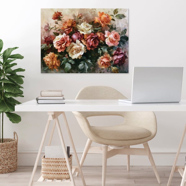 Wandbild mit Blumenmotiv über einem Schreibtisch in einem hellen Arbeitszimmer mit Laptop und Pflanze