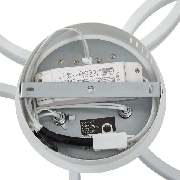 Innenansicht einer Deckenleuchte mit Verkabelung und elektronischen Komponenten