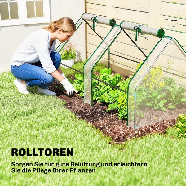 Frau bei der Pflanzenpflege in einem Gewächshaus mit Rolltoren im hellen Garten auf Rasen.