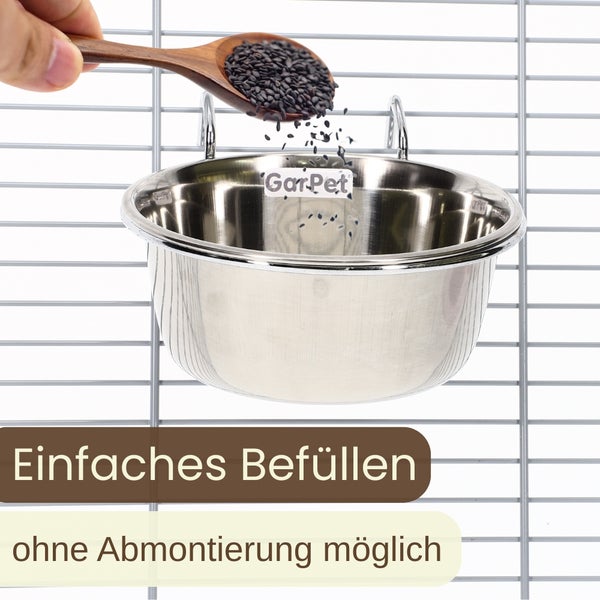 Edelstahlnapf für Haustiere wird mit einem Löffel gefüllt