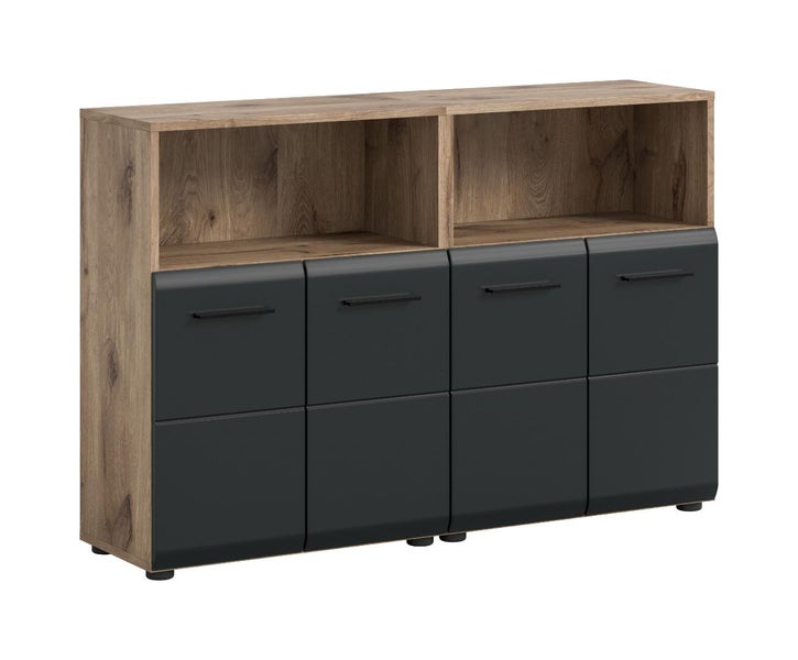 Sideboard mit Korpus in Eichen-Optik, zwei offenen Fächern und vier Türen in Anthrazit mit schwarzen Griffen.