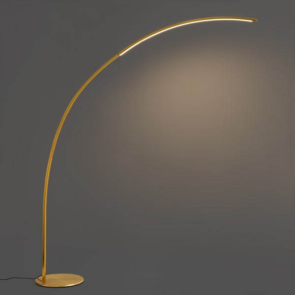 Moderne goldfarbene LED-Bogenstehlampe mit schlankem Design und rundem Standfuß.