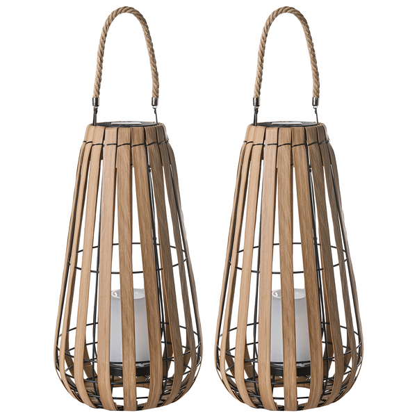Zwei Solar-Laternen mit Holzlamellen, Metallgestell, Seilgriff und integrierter LED-Kerze.