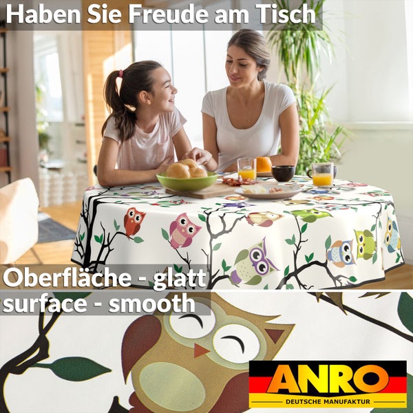 Tischdecke mit Eulendekor auf einem Tisch mit einer Familie