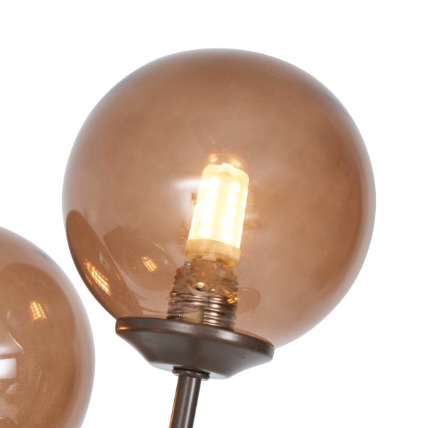 Nahaufnahme einer Lampe mit Glaskugel und LED-Leuchtmittel