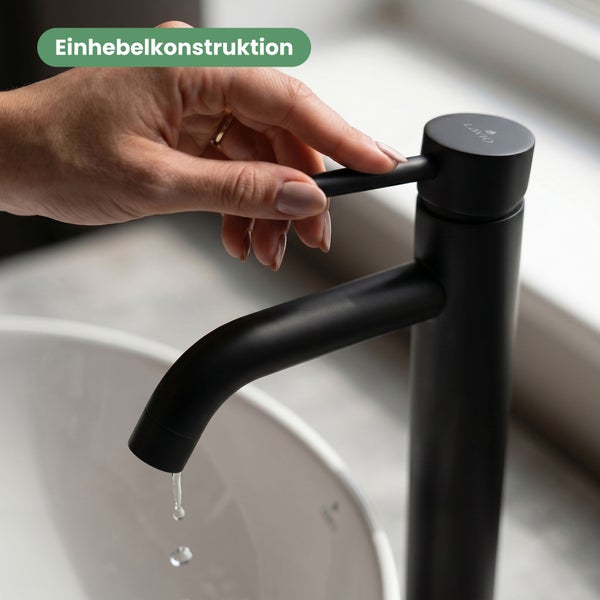 Schwarze Einhebel-Waschtischarmatur mit Einhebelkonstruktion über einem weißen Waschbecken. Lavio Logo.