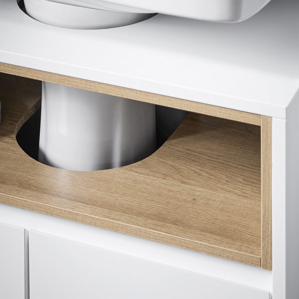 Detailansicht eines Waschbeckenunterschranks mit Holzelementen und Aussparung für das Abflussrohr.