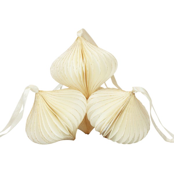 Drei Papieranhänger mit Bändern für Weihnachtsdekoration