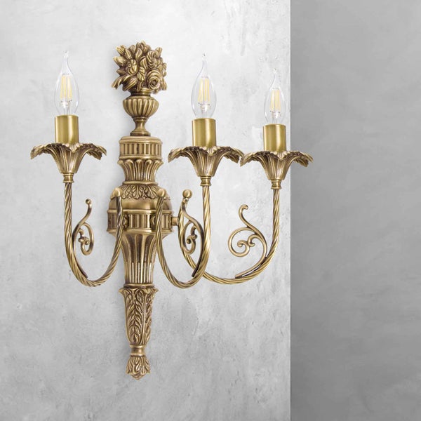 Wandleuchte mit drei Armen und Dekor