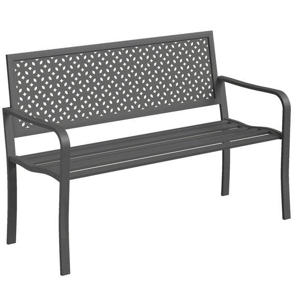 Ein Paar sitzt auf einer grauen Metallgartenbank auf einer sonnigen Terrasse mit Steinwand und Pflanzen und liest gemeinsam Zeitung.