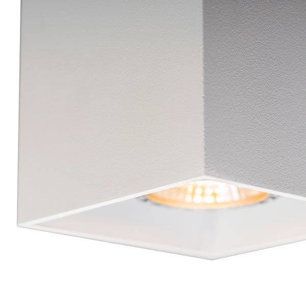 Detailansicht einer würfelförmigen Deckenleuchte