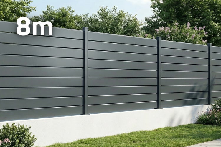 Moderner Sichtschutzzaun aus grauen horizontalen Lamellen auf einer weißen Mauer im Garten, Länge 8 Meter.