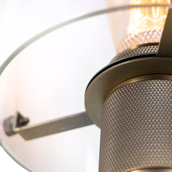 Detailaufnahme einer Lampe mit Metallelementen und Glasschirm