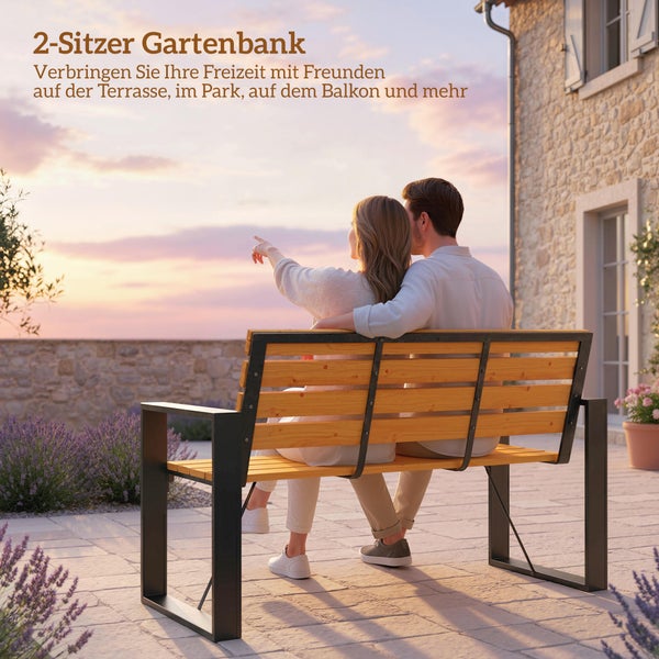 Zweisitzer Gartenbank aus Holz und Metall auf einer hellen Terrasse mit zwei Personen.