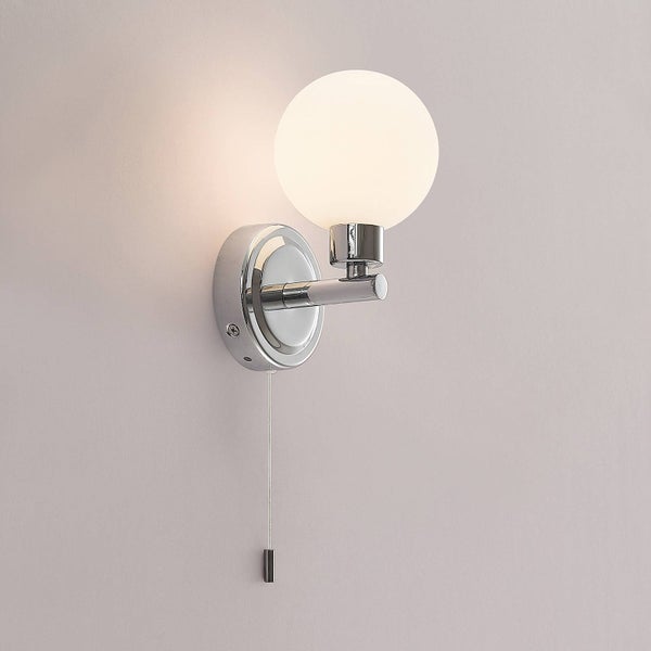 Wandleuchte mit runder Glaskugel und Zugschalter