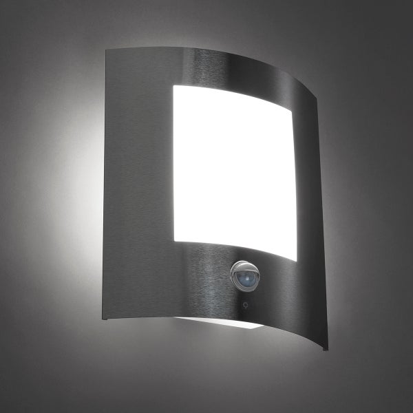 Außenwandleuchte aus Edelstahl mit Bewegungsmelder und quadratischem Lichtfeld.