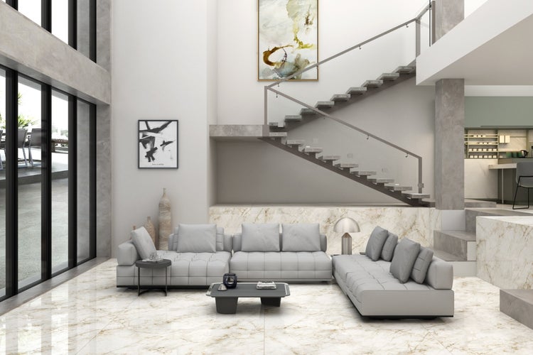 Heller Raum mit Marmorboden, Sofagarnitur und Treppe