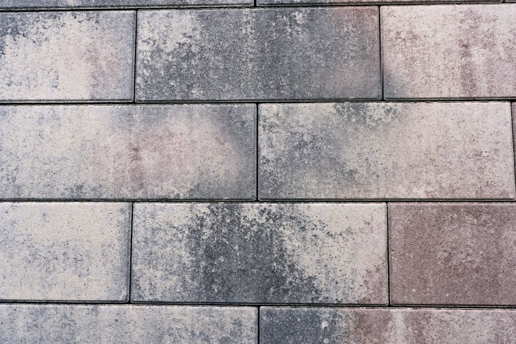 Rechteckige Pflastersteine aus Beton im Versatz für den Außenbereich.