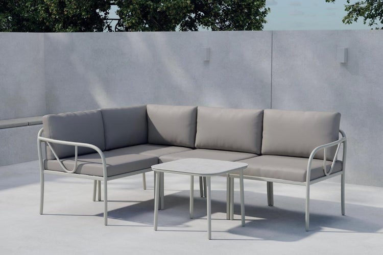 Moderne Garten-Ecklounge mit Metallgestell und grauen Polstern sowie quadratischem Couchtisch auf einer hellen Terrasse.