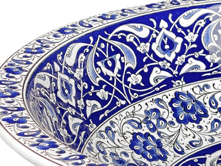 Detailansicht einer Waschschüssel mit blau-weissem Blumenmuster