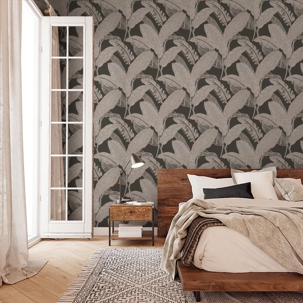 Schlafzimmer mit Vliestapete mit Bananenblattmotiv, Holzmöbeln und einem bodentiefen Fenster, elegante und gemütliche Wohnraumgestaltung