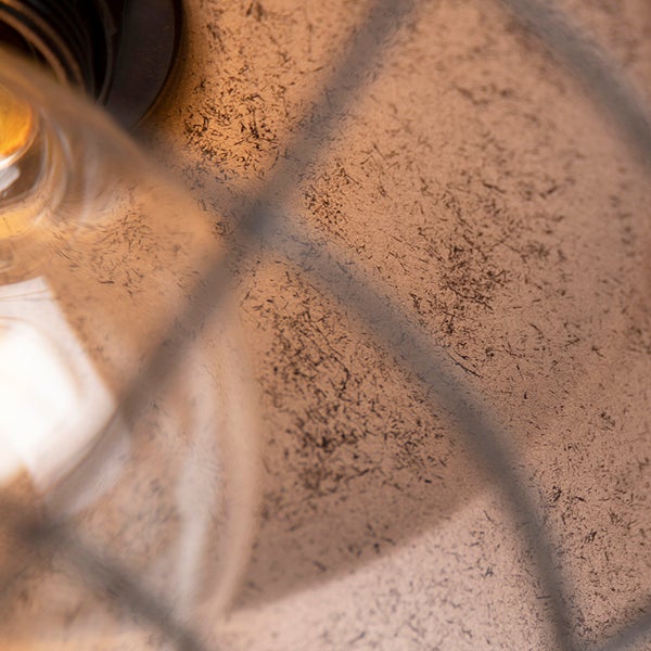 Detailaufnahme einer Deckenleuchte mit Käfigschirm