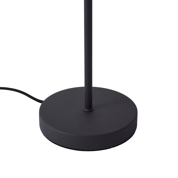 Detailansicht des Standfußes einer Stehlampe