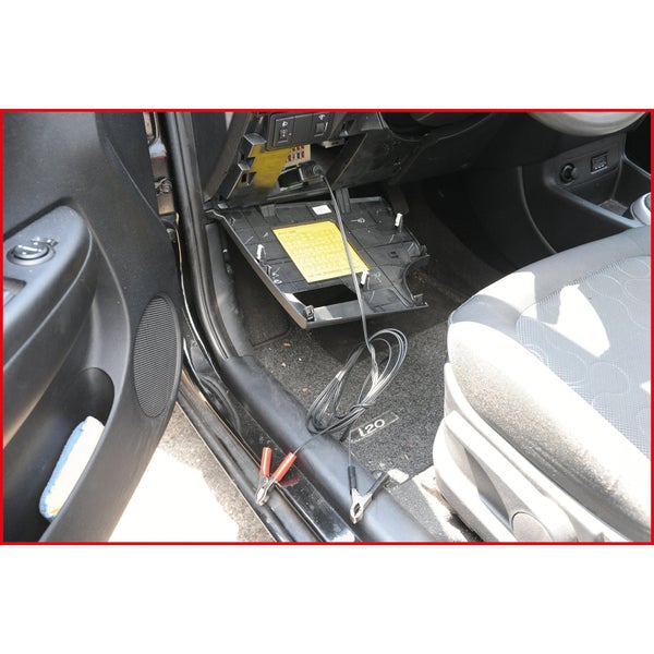 Innenraum eines Autos mit Sicherungskasten und Prüfleitung