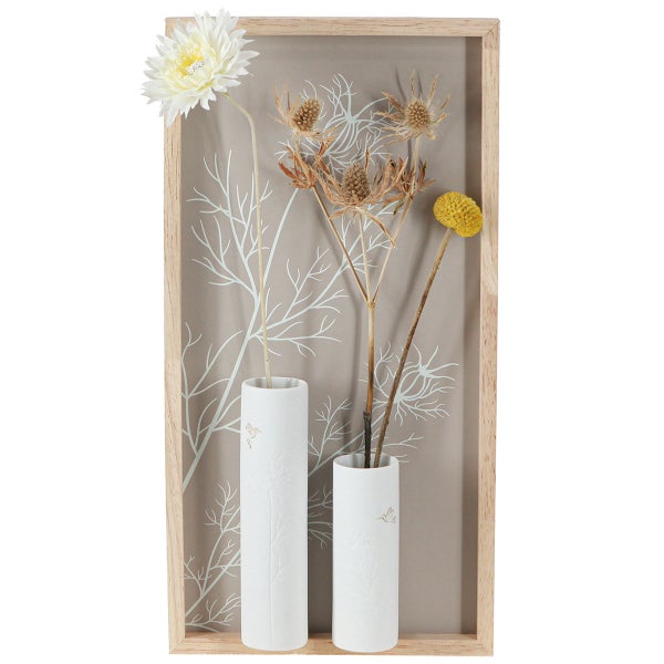 Dekorative Wanddekoration mit Trockenblumen in Vasen und Holzrahmen