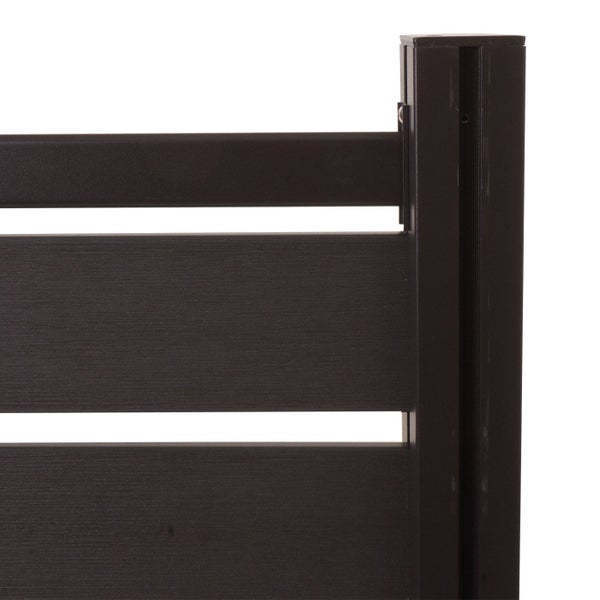 Sichtschutzzaun aus Verbundwerkstoff mit horizontalen Lamellen und zwei seitlichen Pfosten inklusive Bodenplatten.