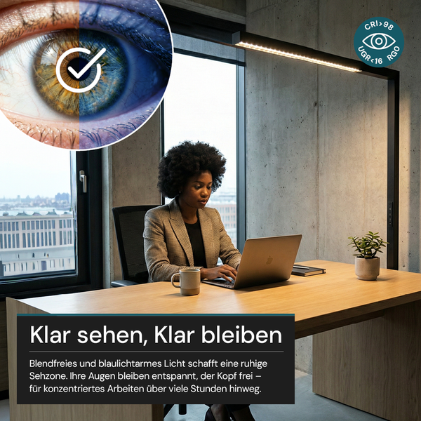 Frau arbeitet am Schreibtisch unter einer blendfreien Bürolampe mit den Symbolen Farbwiedergabeindex größer 98, UGR kleiner 16 und RGO
