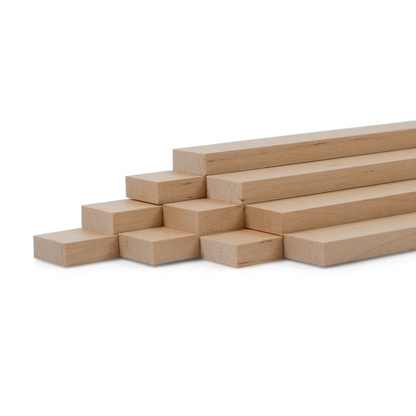 Rechteckleisten aus Holz, gestapelt, glatt gehobelt.