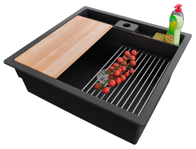 Spülbecken mit Schneidebrett, Abtropfgitter, Spülmittel und Tomaten