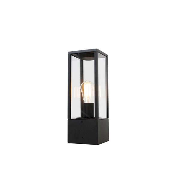 Schwarze Außenstandleuchte in moderner Quaderform mit klaren Glasscheiben und sichtbarem Leuchtmittel.