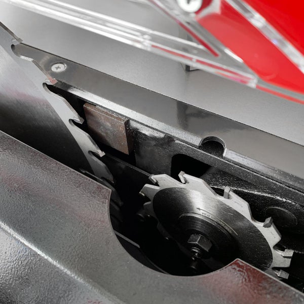 Detailansicht einer Kreissäge mit Sägeblatt