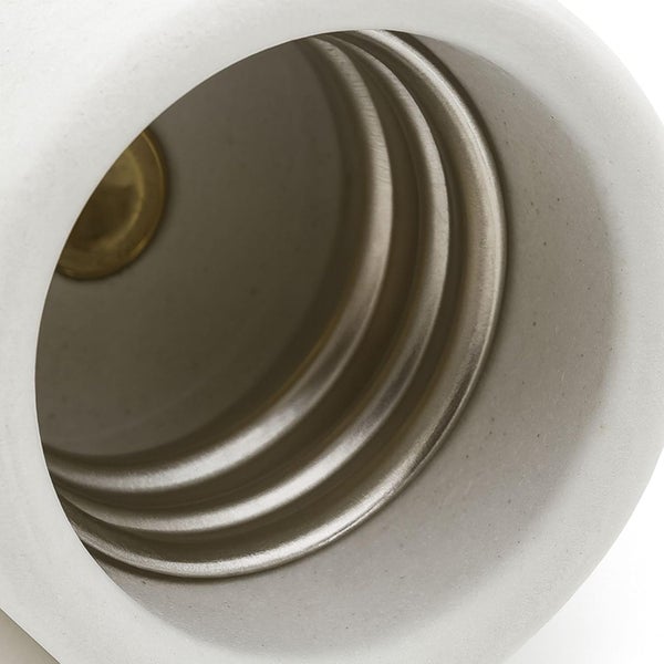 Nahaufnahme einer E27 Lampenfassung aus Porzellan mit Innengewinde aus Metall und Kontaktpunkt.